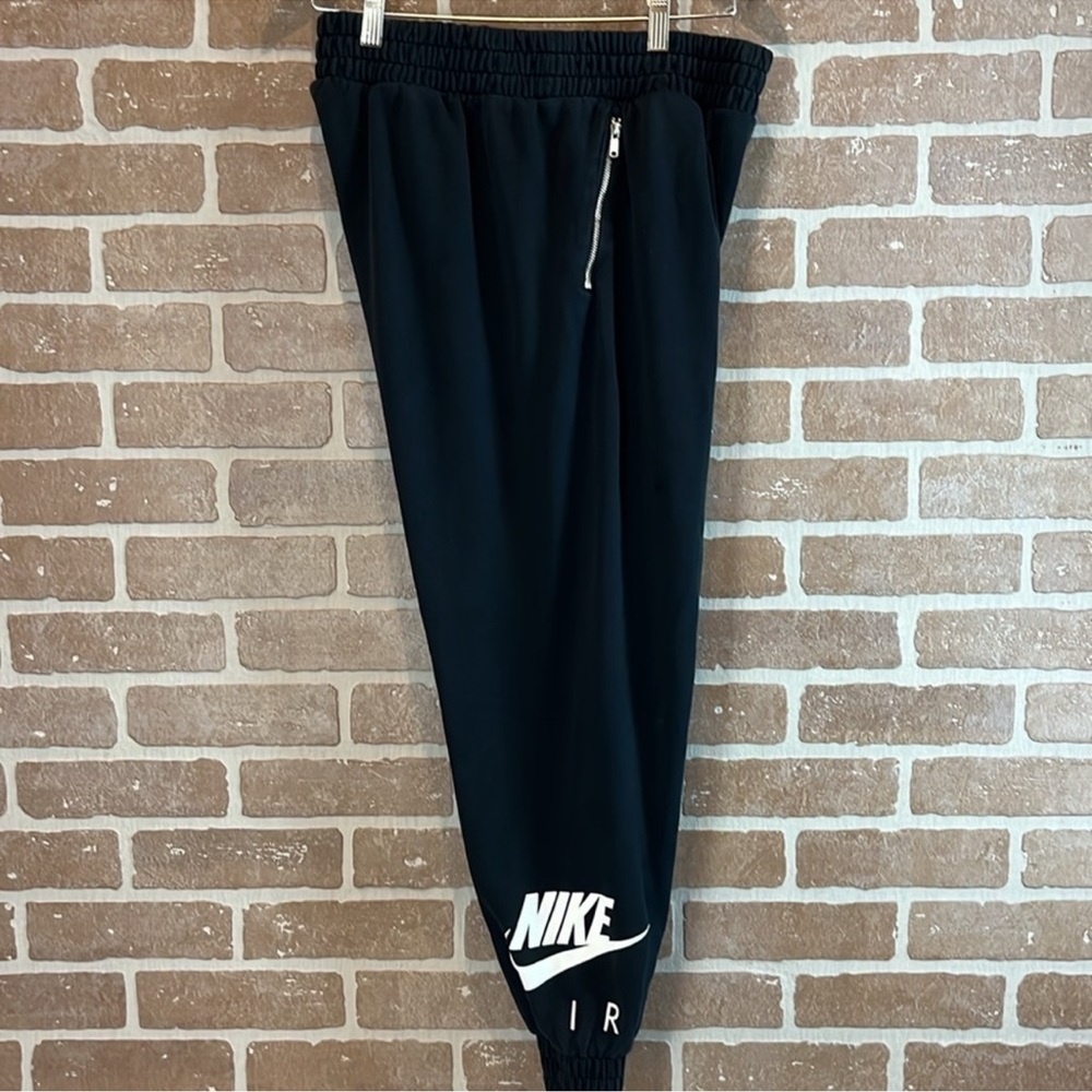 Men’s L Nike Joggers, amazing condition